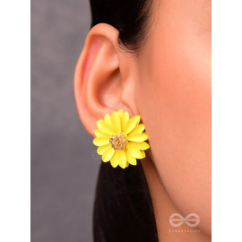 BLOOMING BLOSSOMS - Statement Stud Earrings (Bumblebee)