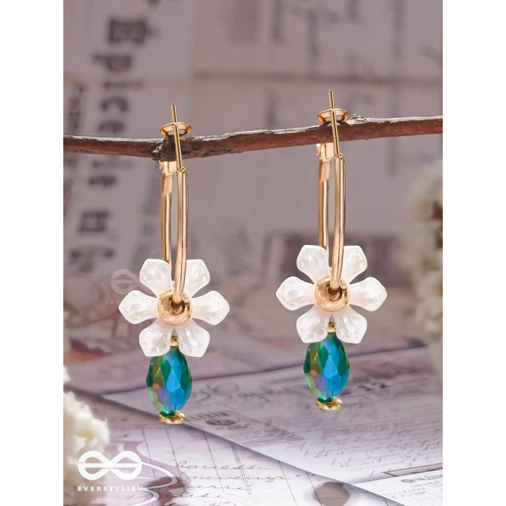 ENCHANTING FLOWERS - GOLDEN HOOP EARRINGS