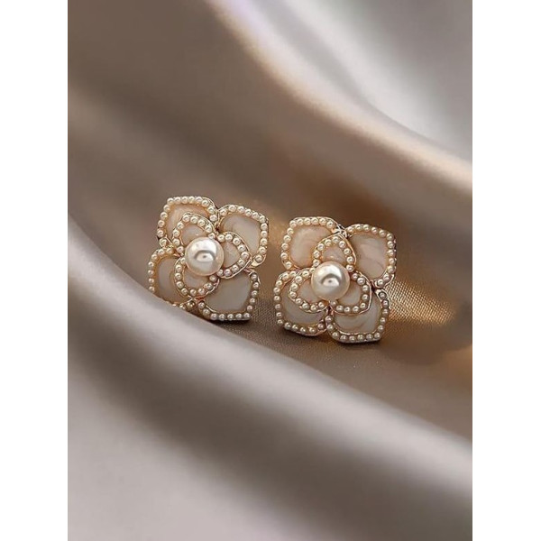 RADIANT DEWFLOWER - GOLDEN ENAMELLED STUDS (WHITE)