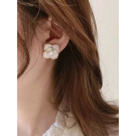 RADIANT DEWFLOWER - GOLDEN ENAMELLED STUDS (WHITE)