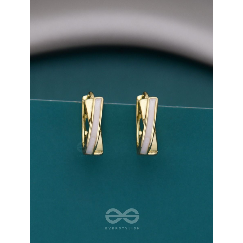 MINI ME - GOLDEN ENAMELLED EARRINGS (WHITE)